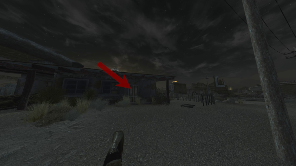 Don's house at night, the entrance marked out by an arrow | Fallout: New Vegas